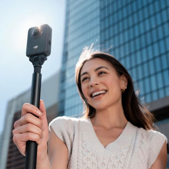 DJI Osmo 360 Essential Combo, 360 Kamera mit 1-Zoll 360° Aufnahmen, Natives 8K 360° Video, 1,2 m unsichtbarer Selfie-Stick-Kit, verlängerte Akkulaufzeit mit 2 Akkus