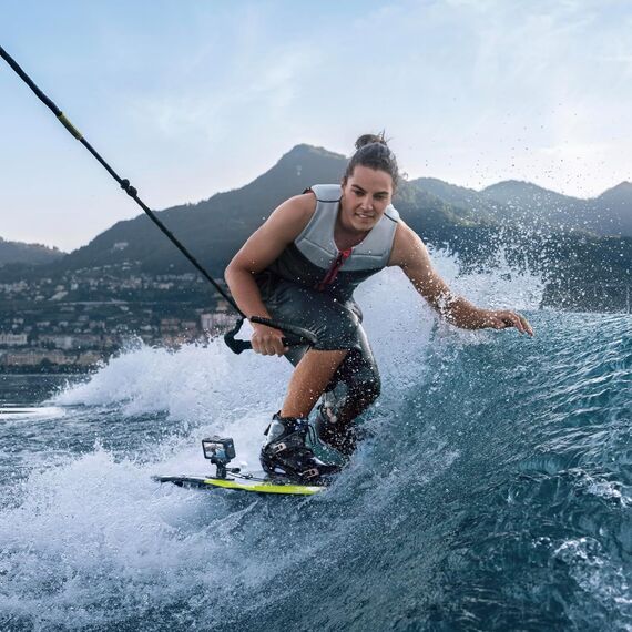 DJI Osmo Action 5 Pro Surfing Combo, Action Kamera 4K mit Surfingsicherung Kit, 4K/120fps Videos, Ideal für Surfer, Zwei OLED-Touchscreens, Stabilisierung, wasserdichte Action Kamera für Sport