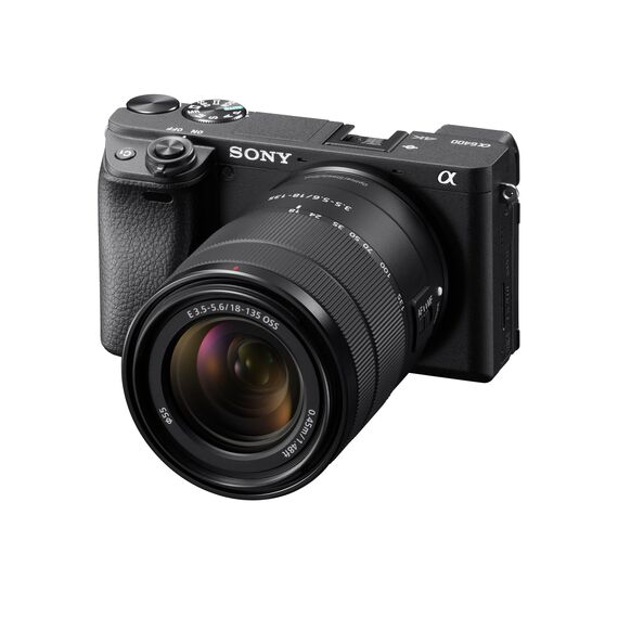 Sony Alpha 6400 APS-C Spiegellose Kamera mit 18-135mm Objektiv (Schneller 0,02s Autofokus mit Augenerkennung für Mensch und Tier, 4K-Filmaufnahmen und neigbares Display für Vlogging)