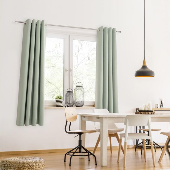 Blumtal Verdunklungsvorhänge 2er Set - Thermovorhang Hitzeschutz - Vorhang Blickdicht mit Ösen - Gardinenschals mit Schlaufen - Lärmschutzvorhang - Gardinen 160x132 cm - Blackout Curtain - Grün