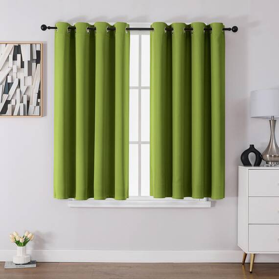 CUCRAF Verdunklungsvorhänge Thermovorhang Kälteschutz 2er Set H137 x B117cm Vorhänge mit Ösen Grasgrün Vorhang Blickdicht Weich und Langlebig Schallschutz Vorhang für Schlafzimmer Wohnzimmer