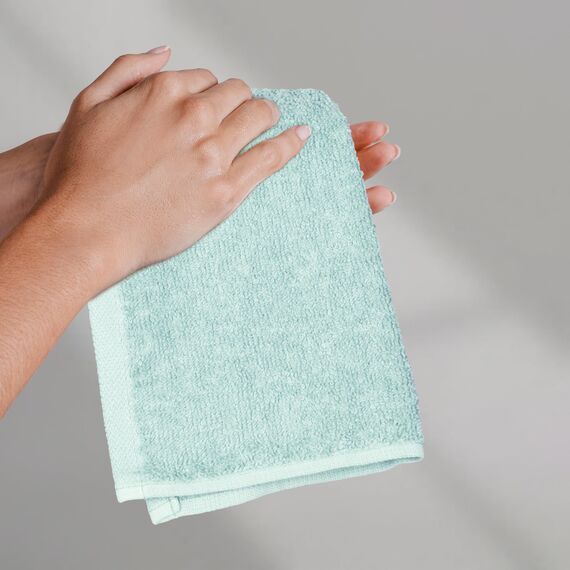 Amazon Basics – Gesichtshandtücher für Badezimmer, 100 % Baumwolle, besonders saugfähiger Waschlappen, schnelltrocknend, Handtücher für Beautysalon, 30 x 30 cm, Eisblau, 24er-Pack
