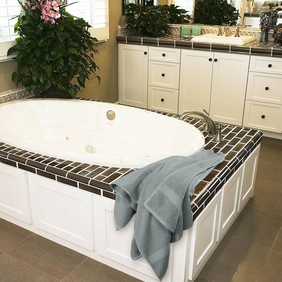 Utopia Towels - 4er-Pack Badetücher Set Premium 100% ringgesponnene Baumwolle 69 x 137 cm Handtücher, sehr saugfähig, weiches Gefühl Duschtücher (Kühles Grau)
