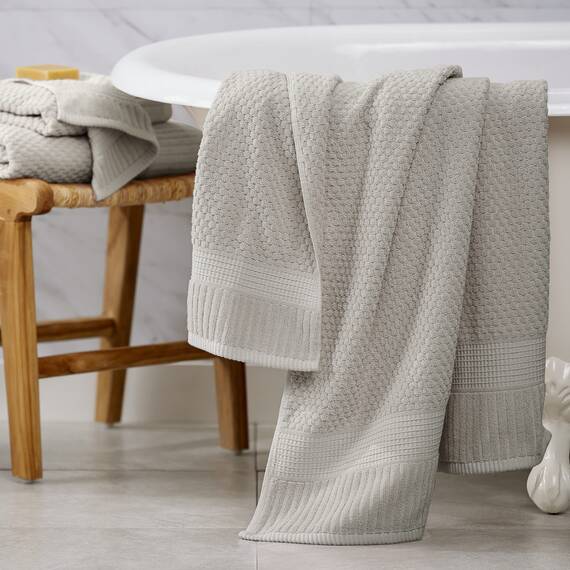 NY Loft Badetuch aus 100% Baumwolle, superweich und saugfähig, schnell trocknend, strukturierte und strapazierfähige Baumwolle, Trinity-Kollektion, 4 Stück, 76,2 x 132,1 cm, Hellgrau (Quiet Grey)