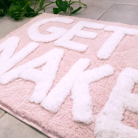 New Mungo Get Naked Badematte Rosa – Badezimmerteppiche, Wohnungsdekoration, Badezimmerzubehör, Niedliche Badematten für Badezimmer, Weiße & Rosa Badematte – 78.7x50.8 cm