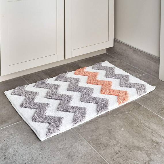 iDesign 19054EU Mikrofaser-Teppich Chevron, 86 x 53 cm, grau / koralle