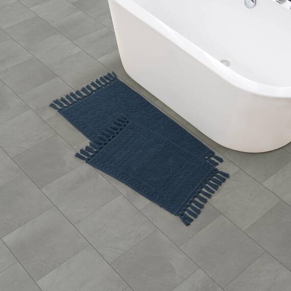 French Connection Nellore Badezimmerteppiche, Set mit 2 gewebten und Perlen, langlebig, rutschfest, Dicke Badematten für Badezimmer und Dusche, 50,8 x 86,4 cm und 43,2 x 61 cm, Marineblau