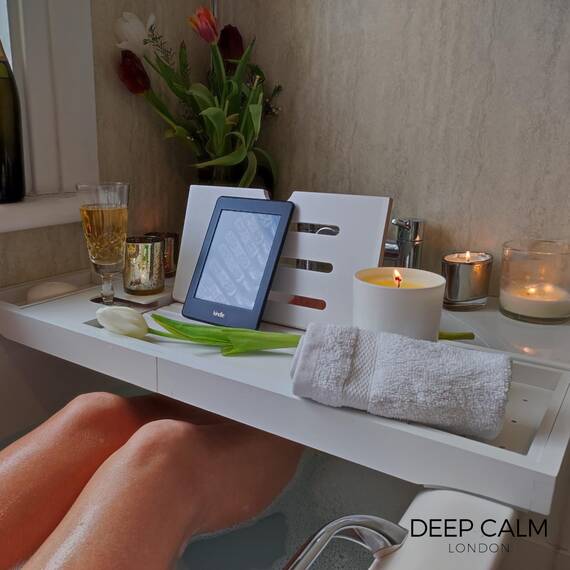 Deep Calm Badewannenablage - Verstellbares Bambus-Badewannenbrett - rutschfeste Badewannenablage Passend für die meisten Badewannen - Hält Buch, iPad, Telefon, Glas, Kerze