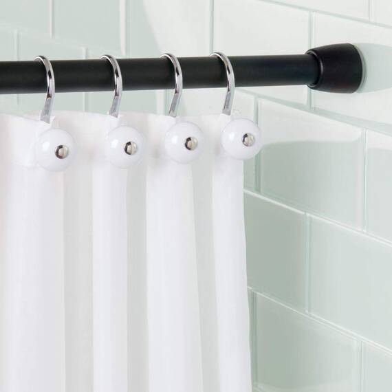 iDesign Duschvorhangstange, kurze Teleskopstange aus Metall, ausziehbare Duschvorhangstange ohne Bohren für Dusche und Badewanne, mattschwarz