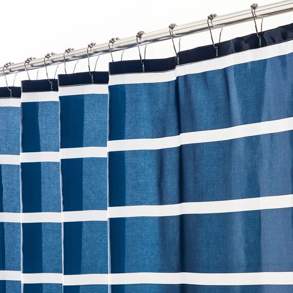 mDesign Duschvorhang aus Stoff, maschinenwaschbar, hochwertige verstärkte Knopflöcher für Badezimmer, Gästebad, Stände, Badewannen – modernes einfaches Streifen-Design – Weiß/Dress Blues