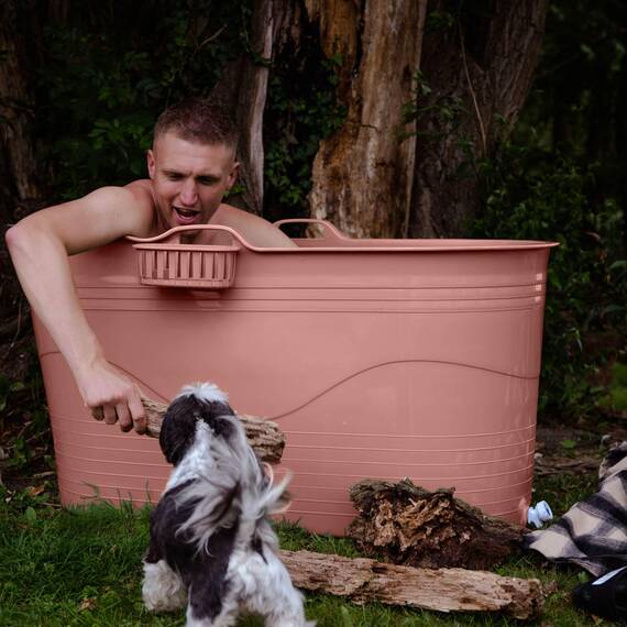 HelloBath® Mobile Badewanne XL 122x56x64 cm für Erwachsene | Tragbare Sitzbadewanne mit Abdeckhaube, Ablage, Seifenkorb & Ablaufschlauch | Badewanne für Dusche & Outdoor | Terrakotta