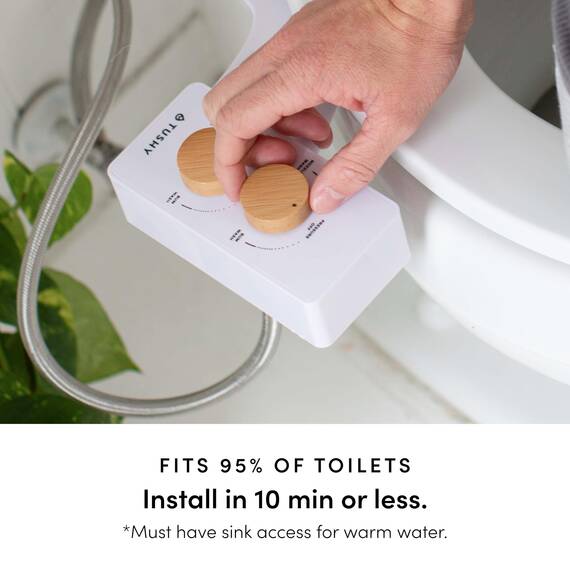 TUSHY Spa Warmwasser-Bidet-Aufsatz für Toilette. Universelle Passform, einfache Installation (benötigt Zugang zum Waschbecken für optionale Temperaturregelung) Selbstreinigend, einstellbarer Druck,