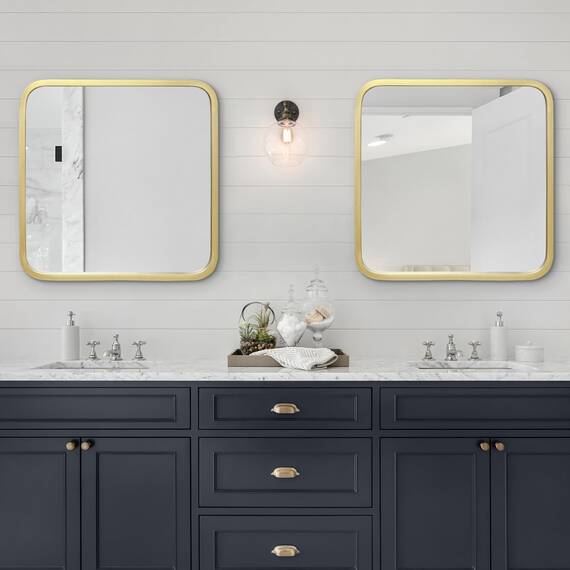 Americanflat 61 cm Quadratischer Spiegel mit Goldenem Rahmen & Abgerundeten Ecken - Moderner Wandspiegel Groß für Badezimmer, Schlafzimmer & Wohnzimmer - Quadratischer Wandspiegel zur Wanddekoration