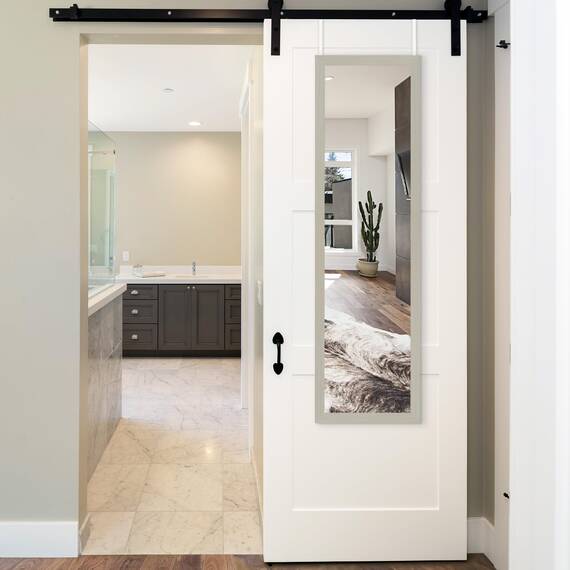 Americanflat 38x130 cm Türspiegel zum Einhängen - Ganzkörperspiegel - Bruchsicheres Glas mit Metallbügel zum Aufhängen Badezimmer, Schlafzimmer - MDF-Rahmen Farbe Helles Holz