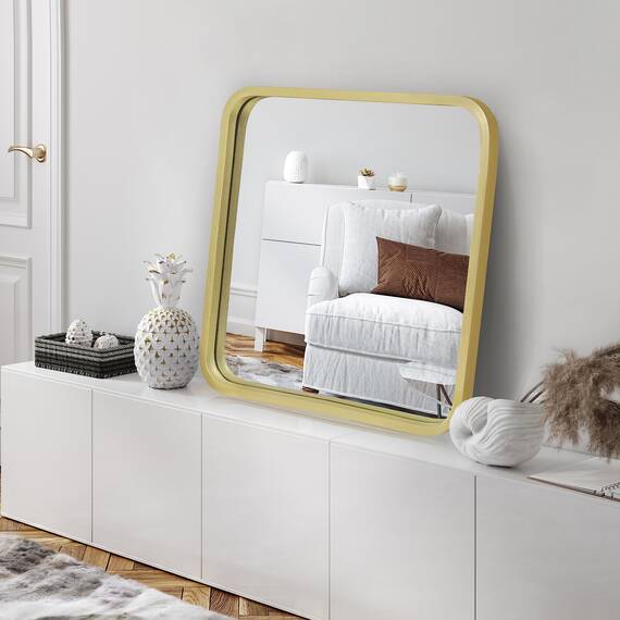 Americanflat 61 cm Quadratischer Spiegel mit Goldenem Rahmen & Abgerundeten Ecken - Moderner Wandspiegel Groß für Badezimmer, Schlafzimmer & Wohnzimmer - Quadratischer Wandspiegel zur Wanddekoration
