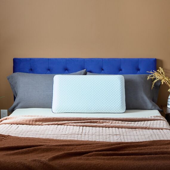 Weekender Gel-Memoryschaum-Kissen, Kingsize, mittelgroßes Plüschgefühl, Nacken- und Schulterstütze, für Rücken-, Seiten- und Bauchschläfer, Zuhause, Hotel und Krankenhaus, 2 Stück