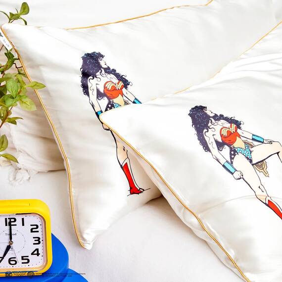 Kitsch Kissenbezug aus Satin mit Wonder Woman-Motiv, Reißverschluss, gut für Haare, weicher als Seide, kühlend, maschinenwaschbar, knitterfrei, Kingsize, 48 x 91 cm, Believe in Wonder