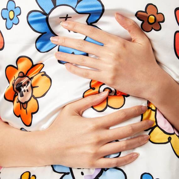 Kitsch Kissenbezug aus Satin mit BT21-Motiv, mit Reißverschluss, für Haar und Haut, weicher als Seide, kühlend, maschinenwaschbar, knitterfrei, glatt, Queensize-Größe, 48 x 66 cm, Van