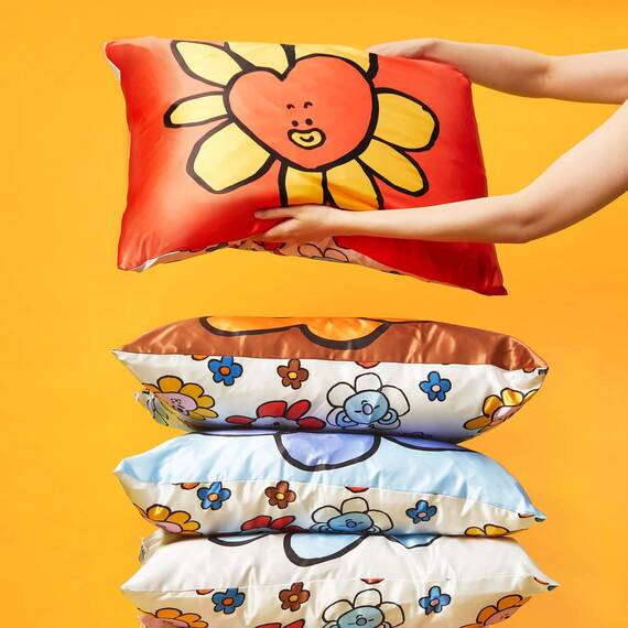 Kitsch x BT21 Satin-Kissenbezug mit Reißverschluss für Haar und Haut, weicher als Seidenkissenbezüge, kühlend, maschinenwaschbar, knitterfrei, glatt, Kingsize, 48 x 66 cm, Tata