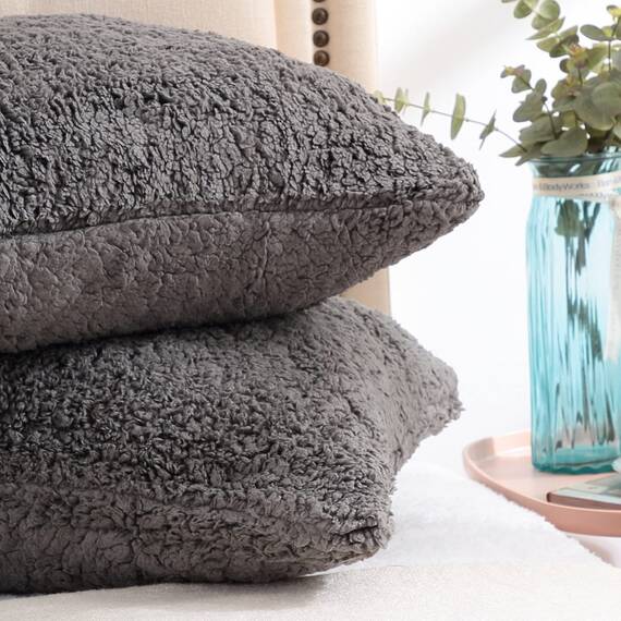Reafort Ultraweiche Sherpa-Kissenbezüge, Standardgröße, 50,8 x 66 cm, 2 Stück, mit Reißverschluss (Anthrazit, 50,8 x 66 cm, Standard-Kissenbezug)