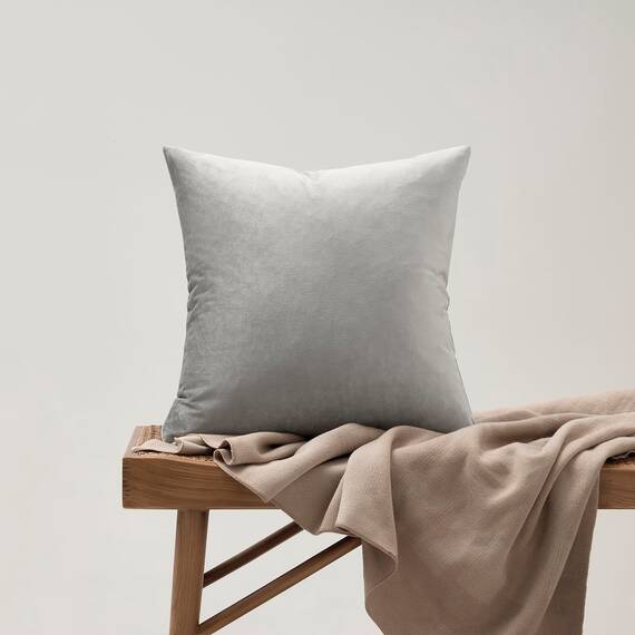 GIGIZAZA Silbergraue Samt-Kissenbezüge, quadratisch, modern, dekorative Kissen für Wohnzimmer, Couch, luxuriöse, kleine Kissenbezüge, 45,7 x 45,7 cm, 2 Stück
