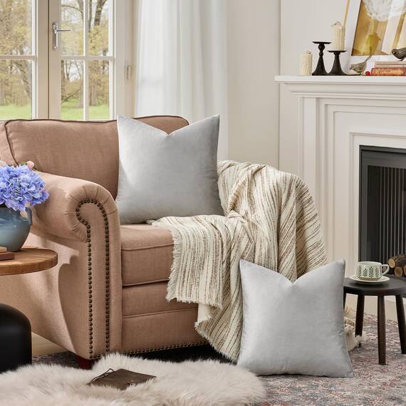 GIGIZAZA Silbergraue Samt-Kissenbezüge, quadratisch, modern, dekorative Kissen für Wohnzimmer, Couch, luxuriöse, kleine Kissenbezüge, 45,7 x 45,7 cm, 2 Stück