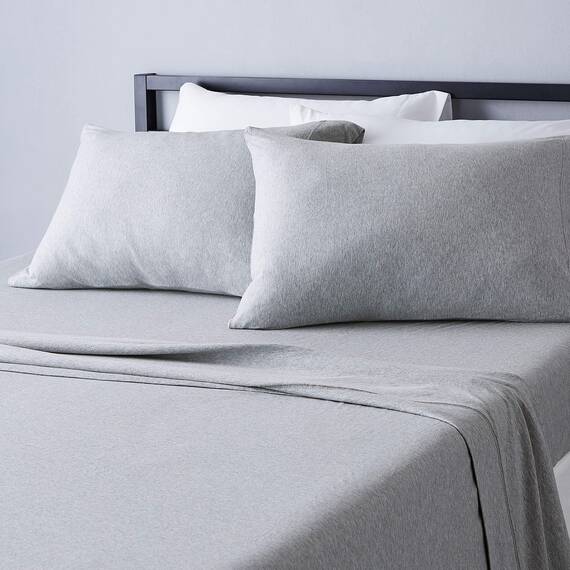 Amazon Basics Bettwäsche-Set aus Meliertem Baumwoll-Jersey - Queensize-Bettgröße, Hellgrau mit Leichtem und Atmungsaktivem Spannbettlaken (1x), Betttuch (1x) und Kissenbezügen (2x), 4 Stück, Einfarbig