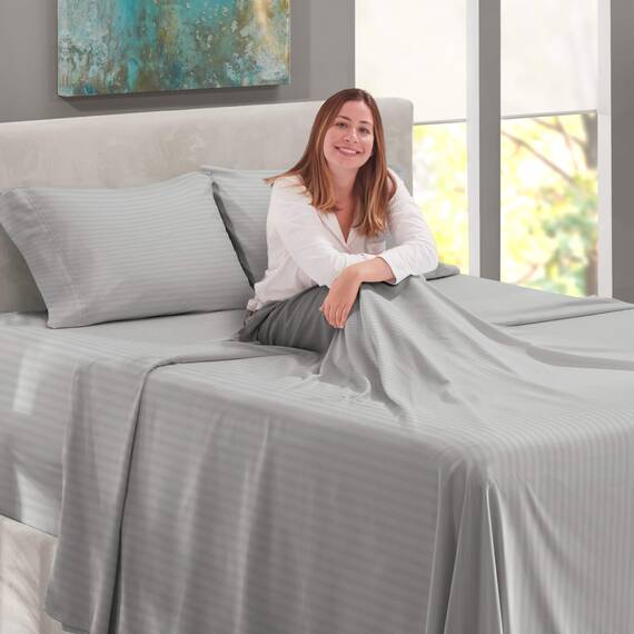 Nestl Bedding Damast Dobby Stripe 5-teiliges Set – 2 Spannbettlaken mit 35,6 cm - 40,6 tiefen Taschen Ultra weiche doppelt gebürstete Mikrofaser faltenfreie Kissenbezüge Split-King-Size-Bett Silber