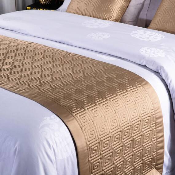 QRGMKL Neue einfarbige Bettläufer weiche, hautfreundliche Bettschals Hochpräzise geometrische Jacquard-Bettwäsche-Schutz-Tagesdecke für das Heimschlafzimmer Hotel-Gold A||240X50cm for 1.8m Bed