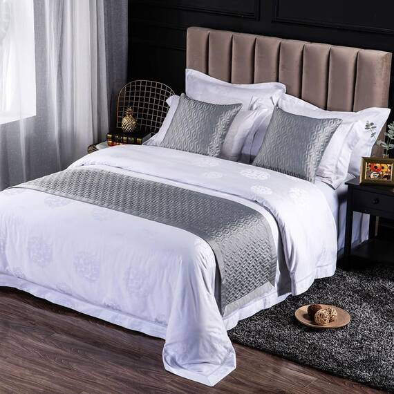 QRGMKL Neue einfarbige Bettläufer weiche, hautfreundliche Bettschals Hochpräzise geometrische Jacquard-Bettwäsche-Schutz-Tagesdecke für das Heimschlafzimmer Hotel-Grey B||210X50cm for 1.5m Bed