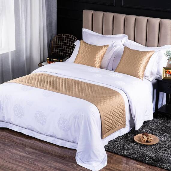 QRGMKL Neue einfarbige Bettläufer weiche, hautfreundliche Bettschals Hochpräzise geometrische Jacquard-Bettwäsche-Schutz-Tagesdecke für das Heimschlafzimmer Hotel-Gold C||2 Pillowcases(50X50cm)
