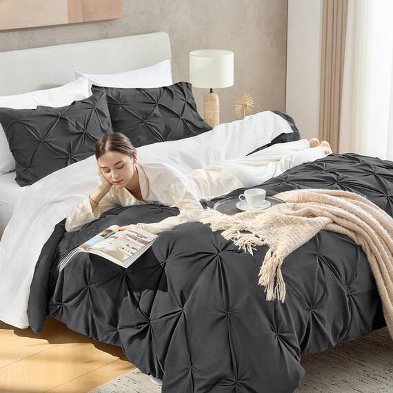 Andency California King Bettdecken-Set mit Quetschfalten, 3-teilig, Übergröße, King-Size-Bettdecke, 267 x 248 cm, Mikrofaser-Daunen-Alternative, dunkelgrau