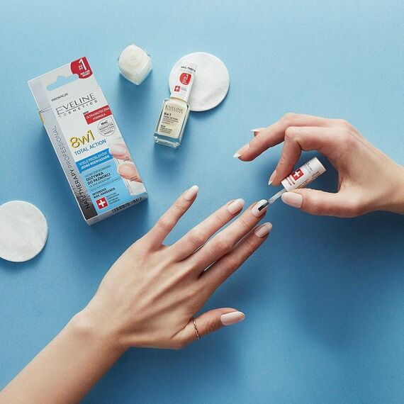 Eveline Cosmetics Nagelhärter gegen brüchige, weiche Nägel - 8in1 Total Action mit Titan, Diamant & Strong Nails Complex - Starke, gesunde Nägel in 10 Tagen - 12ml