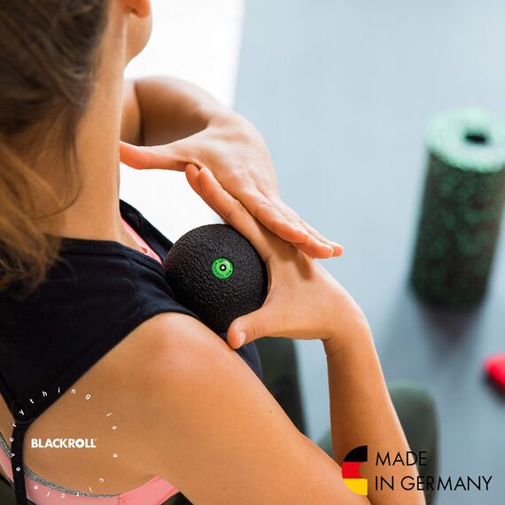 BLACKROLL® BALL 08 Faszienball (8 cm), kleine Faszienkugel für die punktuelle Selbstmassage, Massageball zur Behandlung von Muskelverspannungen, mittlere Härte, Made in Germany, Schwarz