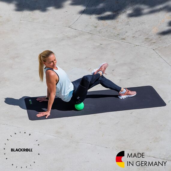 BLACKROLL® BALL 12 Faszienball (12 cm), kleine Faszienkugel für die punktuelle Selbstmassage, Massageball zur Behandlung von Muskelverspannungen, mittlere Härte, Made in Germany, Schwarz