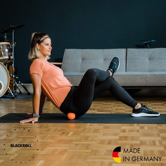 BLACKROLL® BALL 08 Faszienball (8 cm), kleine Faszienkugel für die punktuelle Selbstmassage, Massageball zur Behandlung von Muskelverspannungen, mittlere Härte, Made in Germany, Schwarz