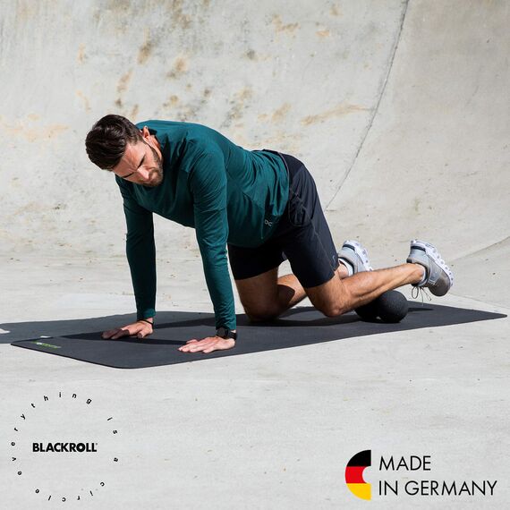 BLACKROLL® DUOBALL 12 (12 cm), Faszienball zur Selbstmassage von parallelen Muskelsträngen, Massageball mit zwei Bällen, Faszien-Duoball für Nacken und Rücken, mittlere Härte, Made in Germany, Schwarz