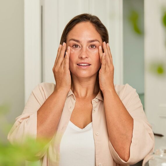 WELEDA Bio Nachtkerze Festigende Augen und Lippenpflege, revitalisierende Naturkosmetik Gesichtspflege zur Minderung tiefer Falten und Schwellungen im Gesicht (1 x 10 ml)