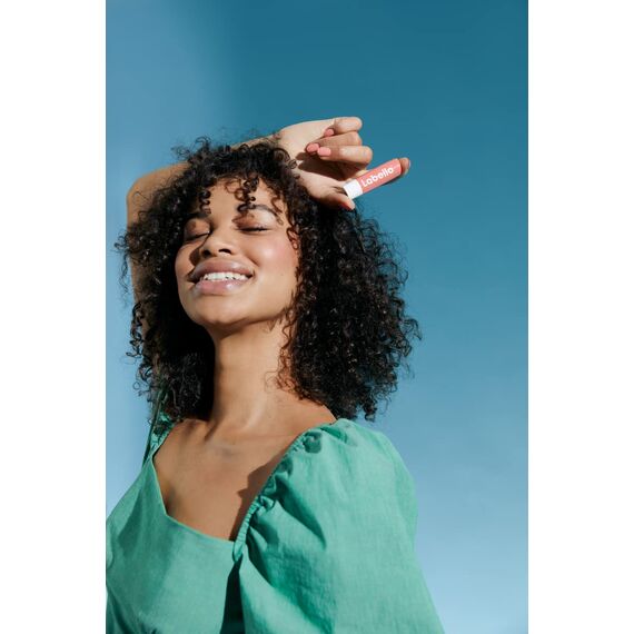 Labello Peach Shine Lippenbalsam 4,8 g, bunter Lippenbalsam mit Pfirsicharoma, feuchtigkeitsspendender Lip Balm 24H mit Sheabutter und natürlichen Inhaltsstoffen, mit Farbpigmenten