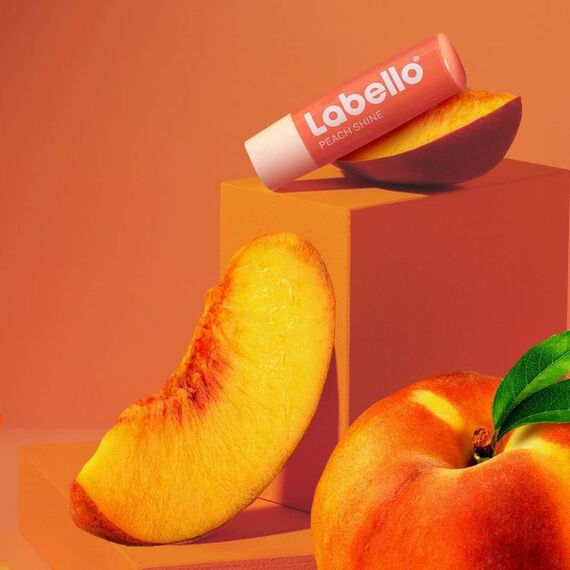 Labello Peach Shine Lippenbalsam 4,8 g, bunter Lippenbalsam mit Pfirsicharoma, feuchtigkeitsspendender Lip Balm 24H mit Sheabutter und natürlichen Inhaltsstoffen, mit Farbpigmenten