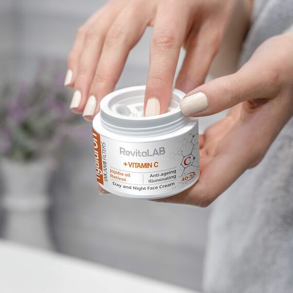 RevitaLAB Hyaluron Anti-Ageing Tages- und Nachtcreme, angereichert mit den Vitaminen C, Jojoba-Öl und UV-Filtern, für Alter zwischen 40 und 55, 50 ml