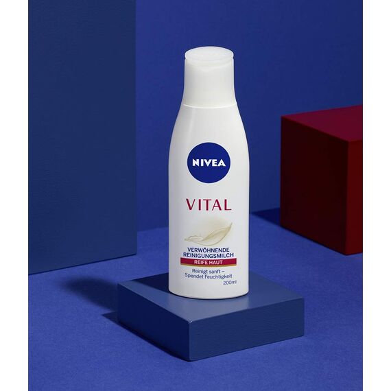 NIVEA VITAL Verwöhnende Reinigungsmilch (200 ml), Gesichtsreinigungsmilch entfernt Make-Up und Hautverschmutzungen gründlich, sanfte und feuchtigkeitsspendende Reinigungsmilch