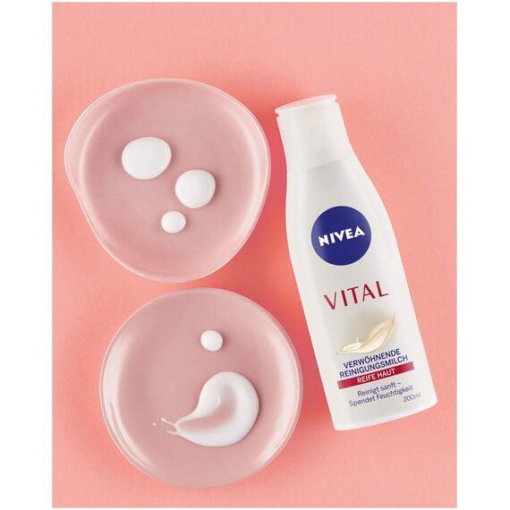 NIVEA VITAL Verwöhnende Reinigungsmilch (200 ml), Gesichtsreinigungsmilch entfernt Make-Up und Hautverschmutzungen gründlich, sanfte und feuchtigkeitsspendende Reinigungsmilch