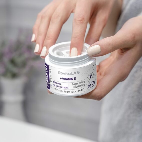 RevitaLAB Hyaluron Anti-Aging Tages- und Nachtcreme, angereichert mit Vitamin A (Retinol), Vitamin E, Süßholzwurzelextrakt, Hyaluronsäure und UV-Filter, für Alter zwischen 60 und 75, 50 ml