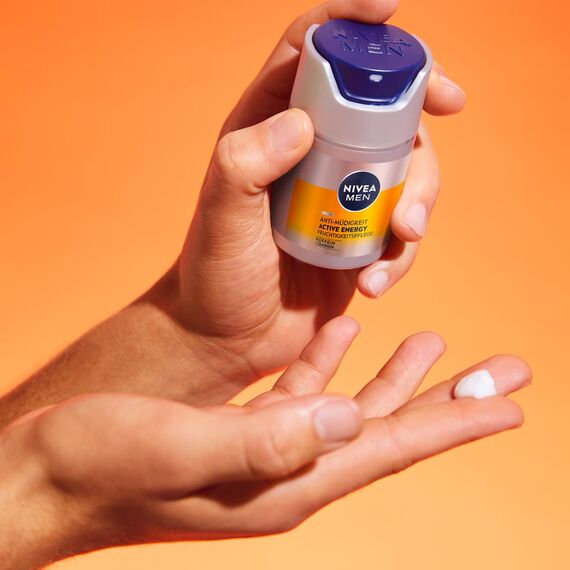 NIVEA MEN Active Energy Gesichtspflege Creme (50 ml), revitalisierende Gesichtscreme für Männer, schnell einziehende Feuchtigkeitscreme gegen Zeichen von Müdigkeit