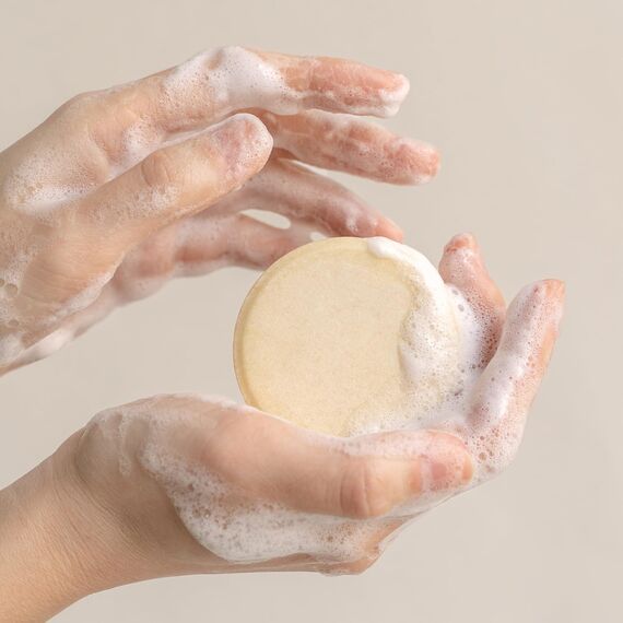 lavera Basis Sensitiv - Feste Dusche 2 in 1 für Haut & Haar - mit Bio Aloe Vera & pflanzlichem Keratin - reinigt ohne auszutrocknen - 3x ergiebiger als flüssiges Duschgel - 50g