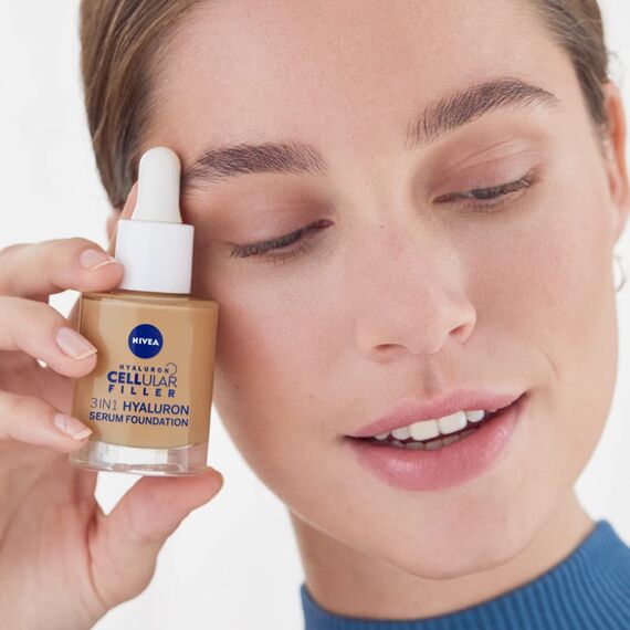 NIVEA 3in1 Hyaluron Serum Foundation dunkel (30 ml), Anti-Age Make-up für eine jünger aussehende Haut, feuchtigkeitsspendend und verleiht einen natürlich-ebenmäßigen Teint