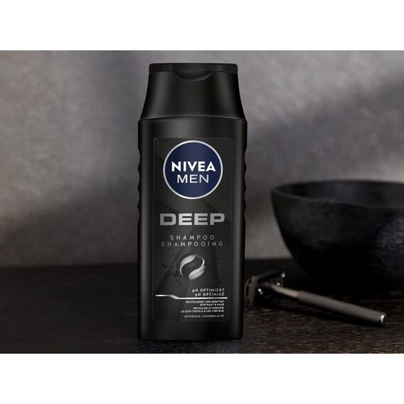 NIVEA MEN Deep Shampoo für Männer, gegen fettige Haare mit Aktivkohle, revitalisierend für ein langanhaltendes Frischegefühl, veganes Haarshampoo für Tiefenreinigung (250 ml)