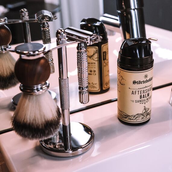 Störtebekker® Premium After Shave Balsam für Herren mit Sandelholz Duft - Gegen Hautirritationen, Rasurbrand - Hautpflege nach der Rasur - Angenehmer Duft - Männer Aftershave Balm - Made in Germany