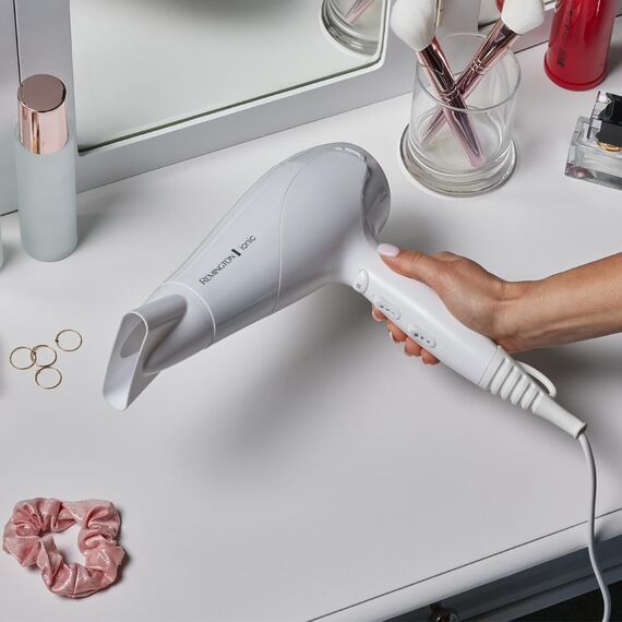 Remington Haartrockner Ionen [leicht, Diffusor & Stylingdüse] weiß (2200W, Keramik-Ionen: schonendes Styling & gleichmäßige Wärmeverteilung, 3 Heiz- & 2 separate Gebläsestufen + Abkühlstufe) D3199